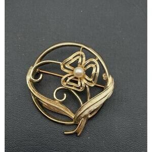 Vintage Sarah Coventry Gold Tone Floral Circle Swirl Brooch Pin with Faux Pearl